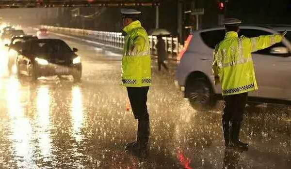 细谈各国反光雨衣的防水指标（静水压、防泼水、透湿性）