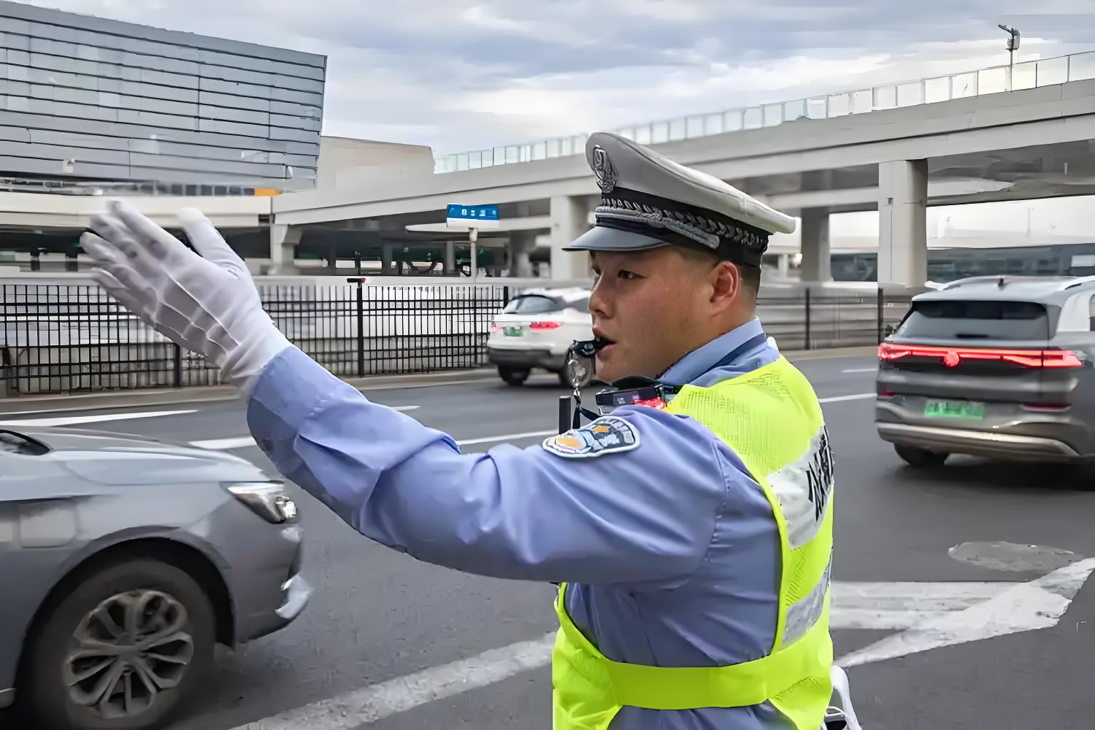 反光执勤服生产厂家：铸就一线执勤者的专业防护装备