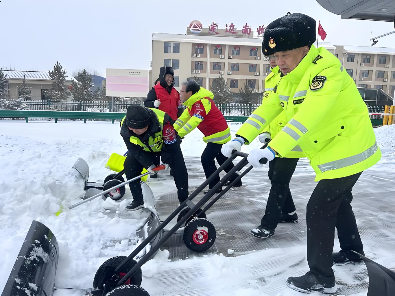 极寒保畅利器！省路政反光棉服在-30℃除雪作业中的实战应用