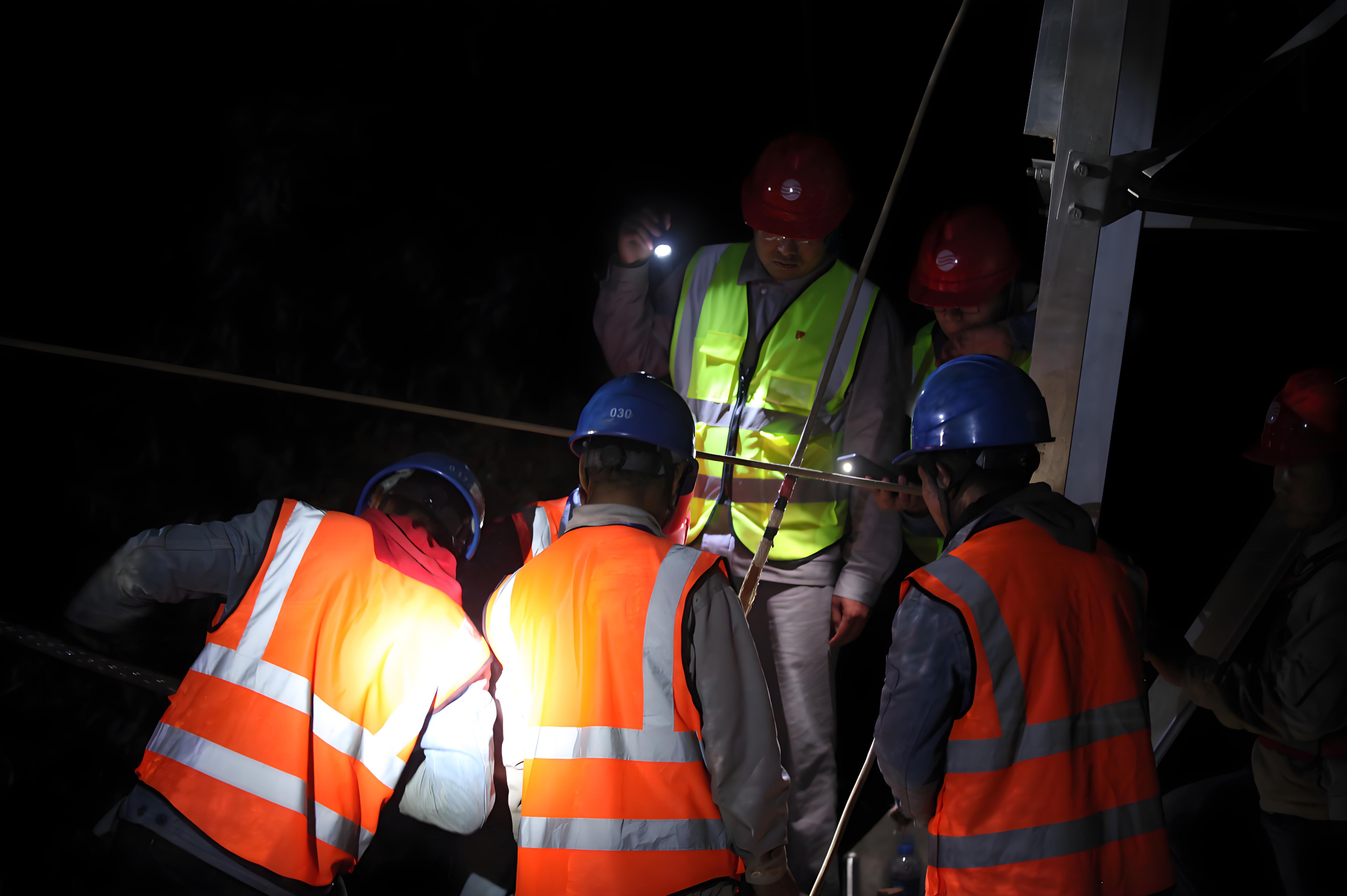 夜间作业、道路施工、物流搬运...---为什么他们都选两横拉链反光背心？