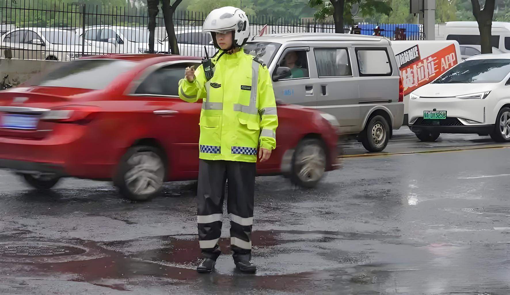 反光+防水双突破：执勤雨衣的复合防护技术