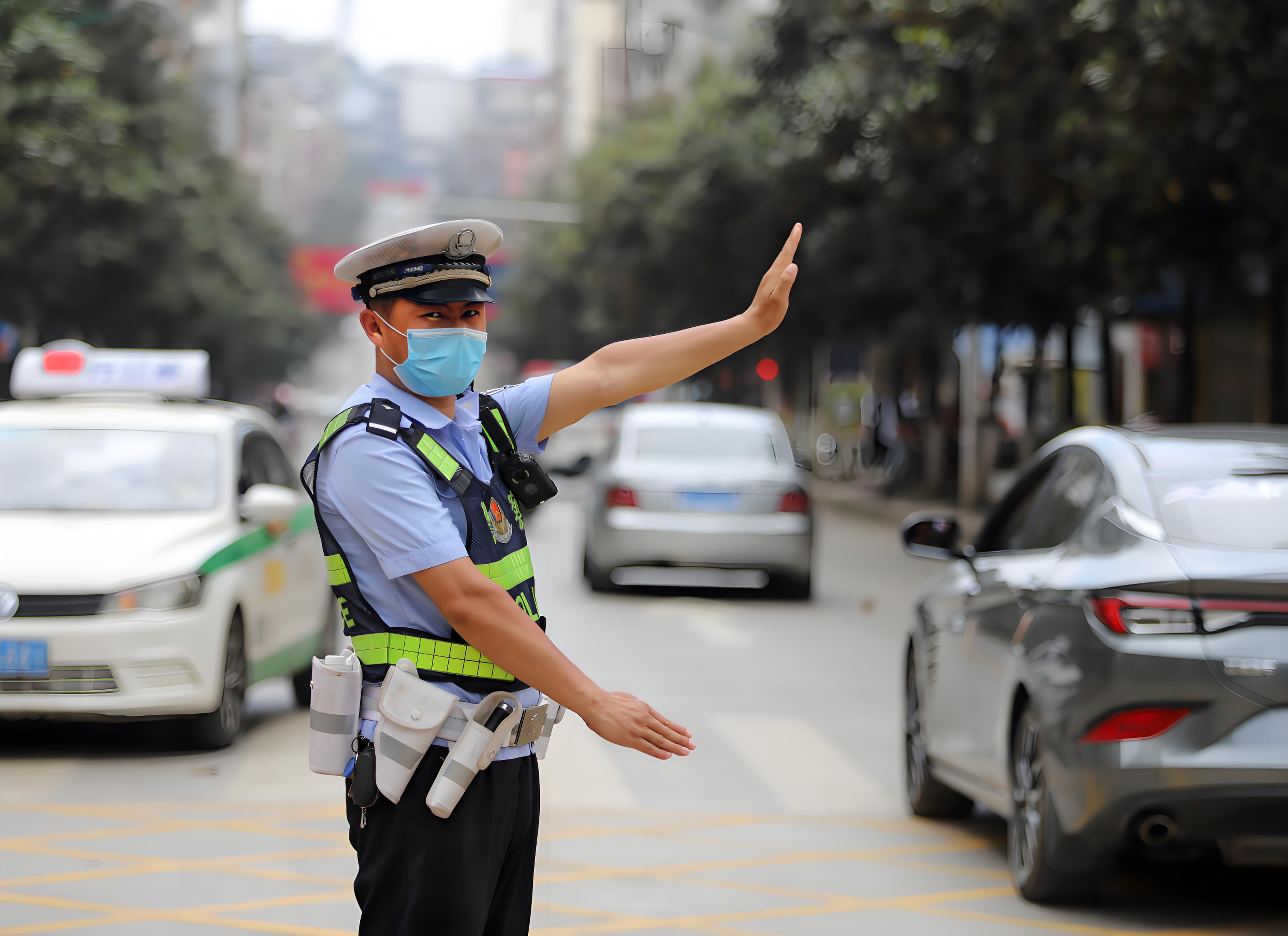 解决警员执勤闷热难题：交警春秋执勤服透气性面料的选择标准