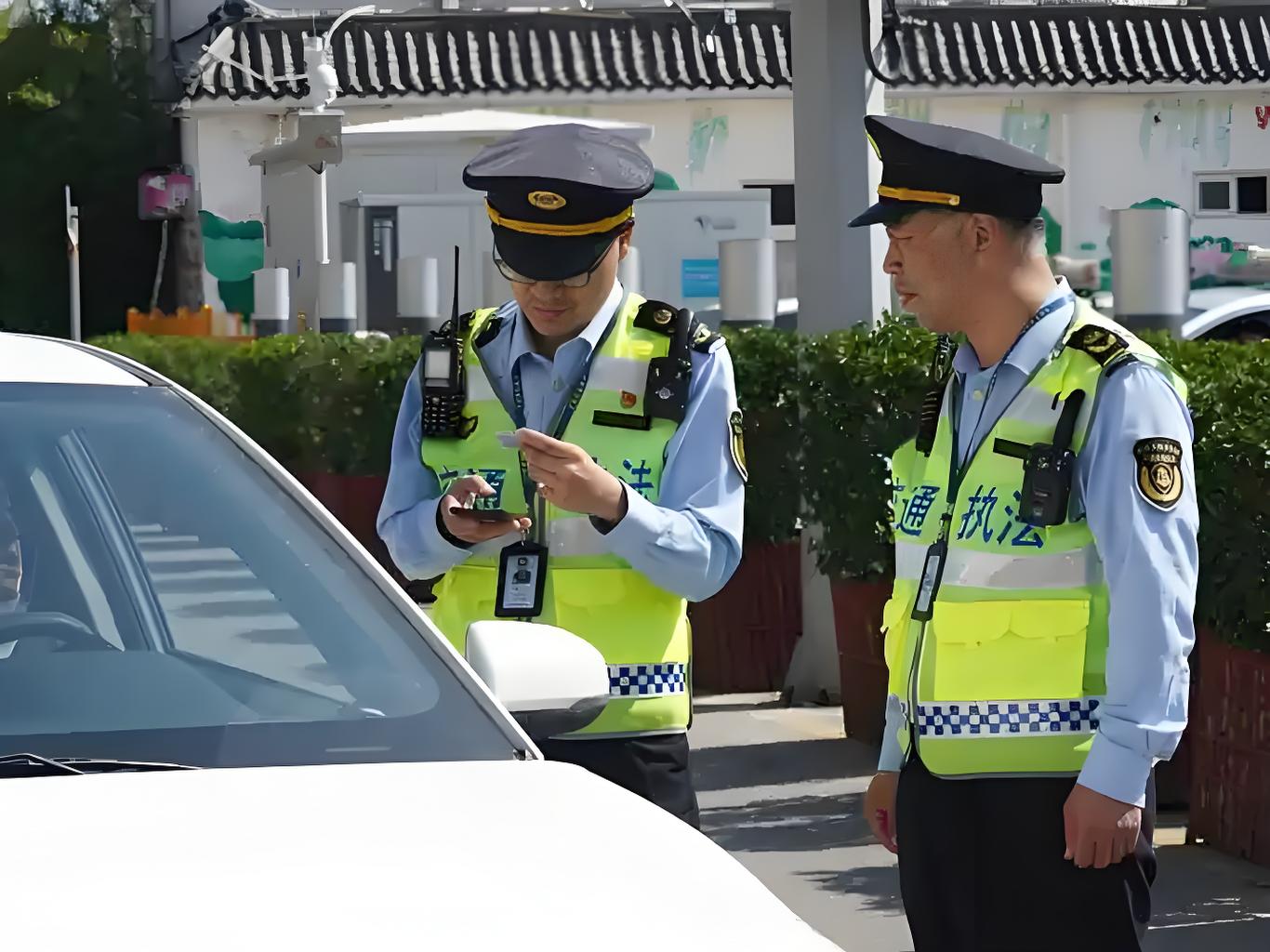 高亮反光+透气耐磨：交通运输执法反光背心的材质
