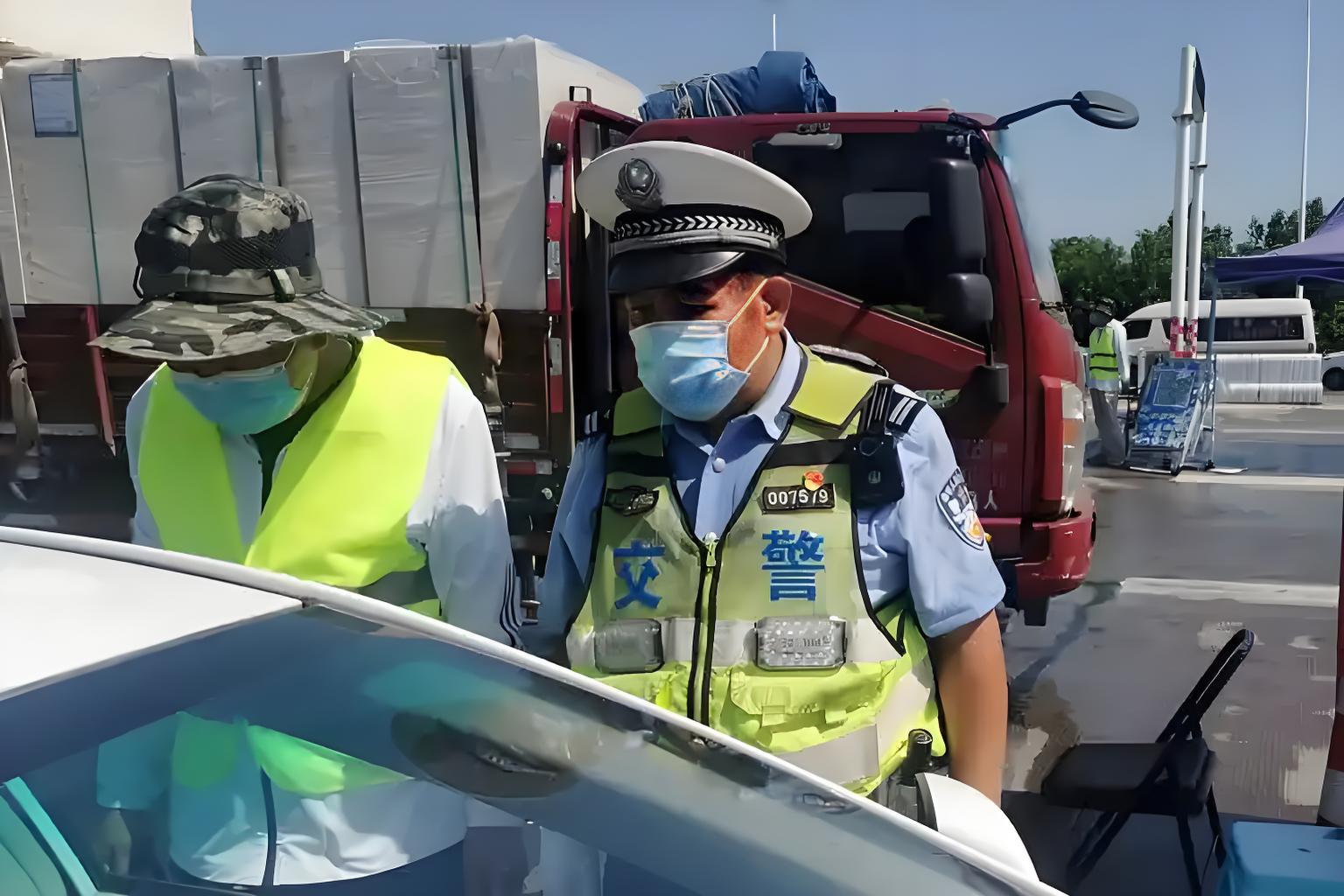 从反光警示到工具收纳：多口袋工装款反光背心的全能设计揭秘