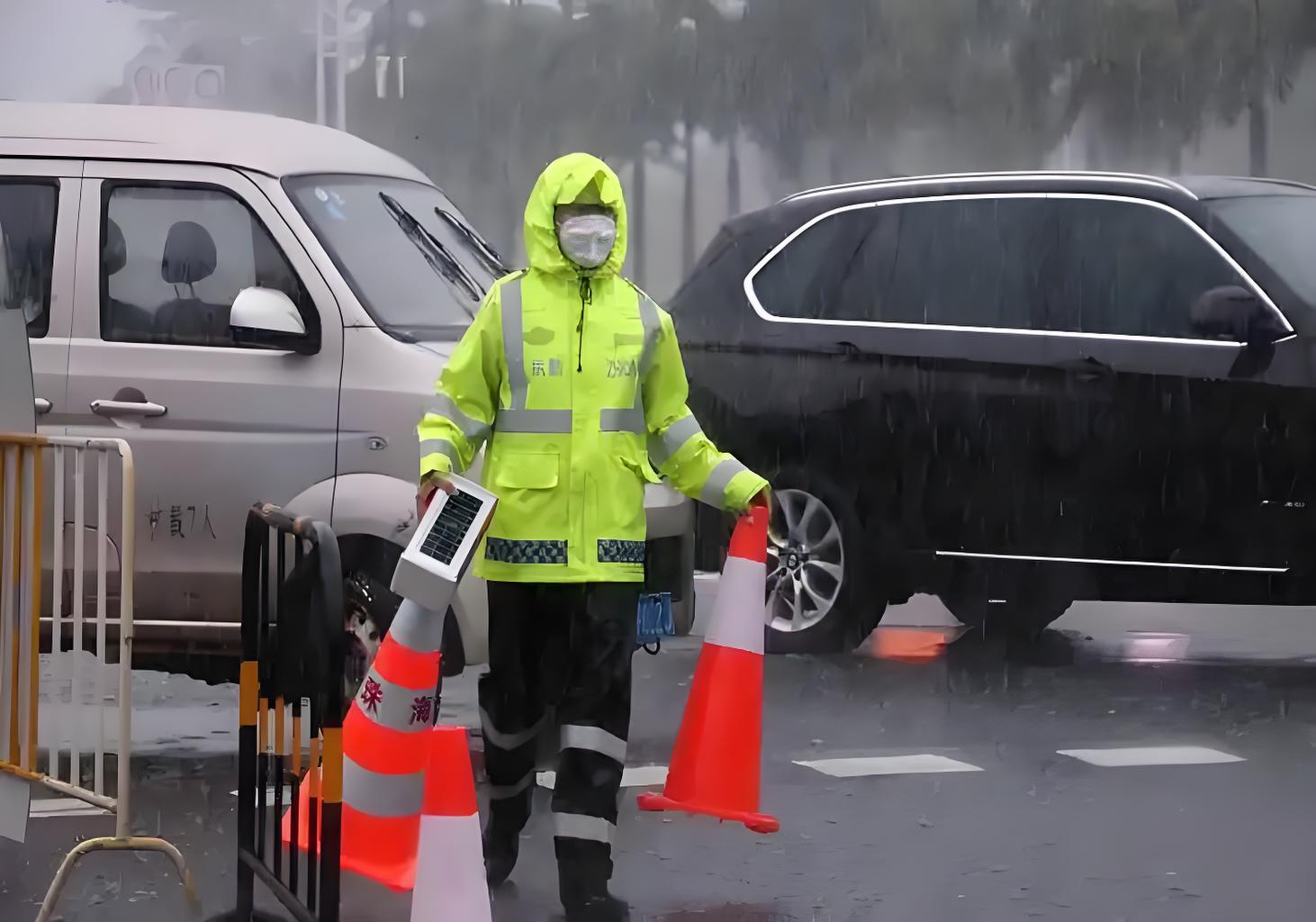 双重防护科技：交警反光雨衣防水与反光系统的设计原理