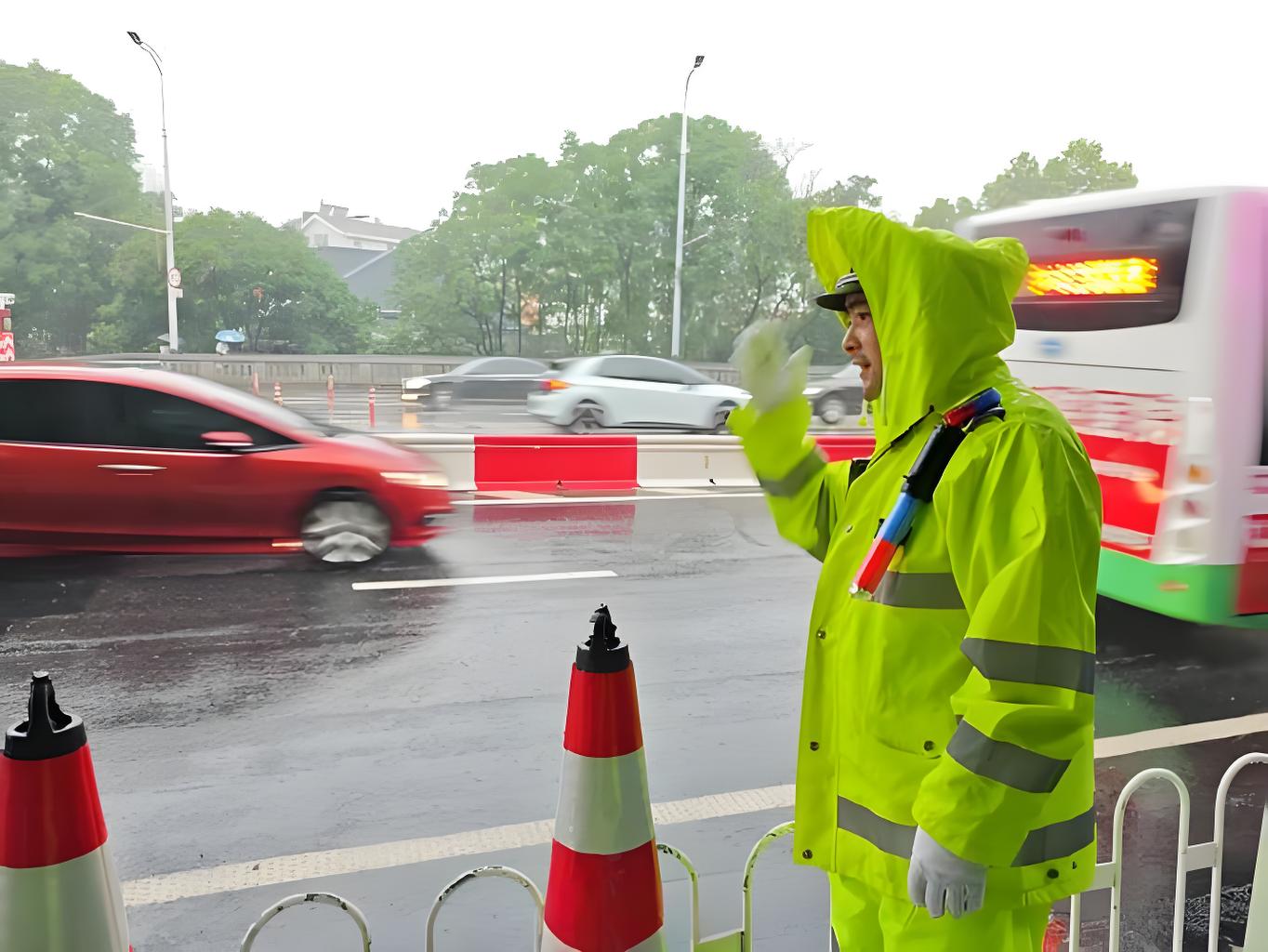 守护生命线：专业解析TC亮银反光带雨衣的重要性