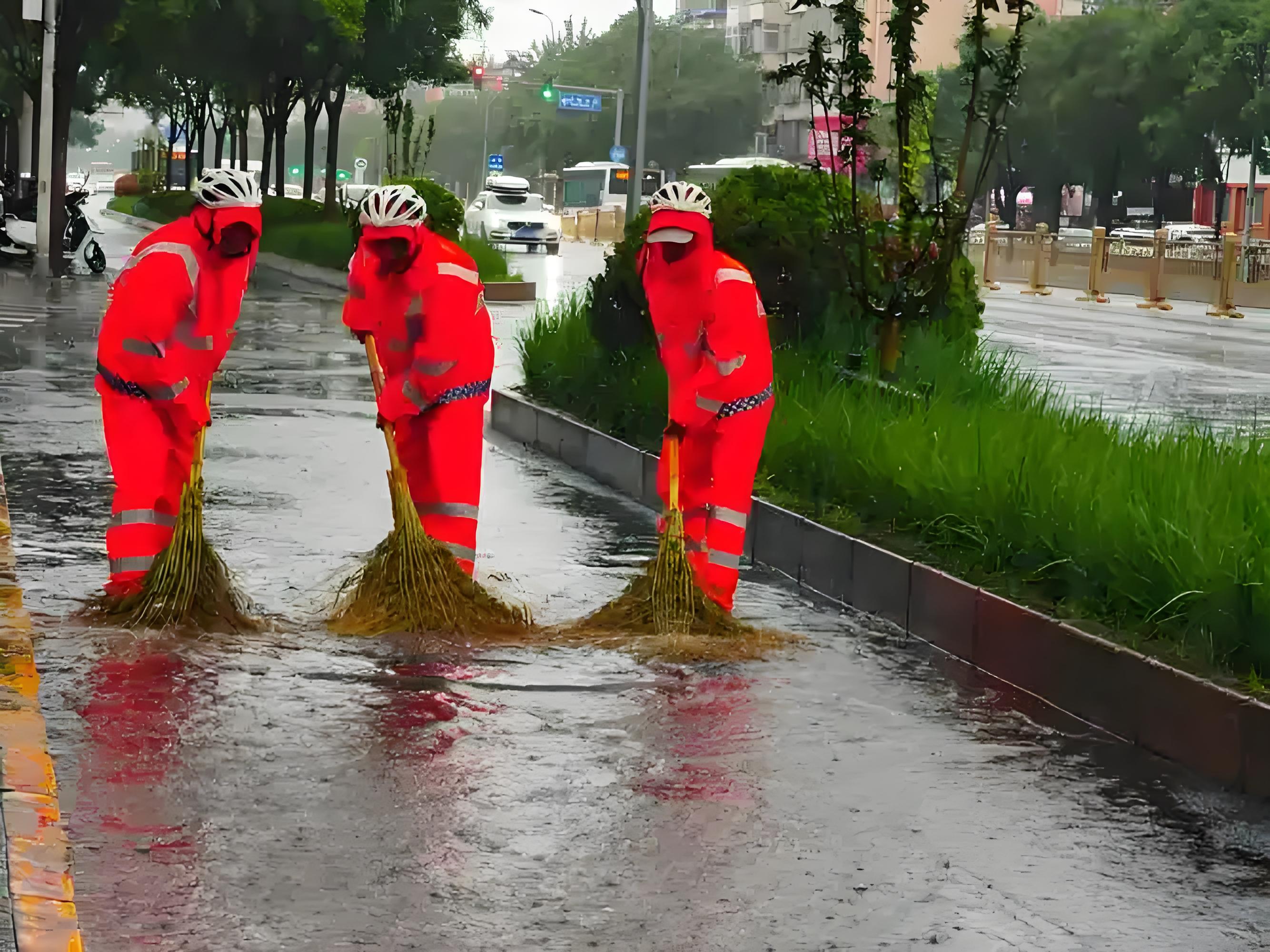 全天候防护：反光雨衣套装的多层材质系统解析