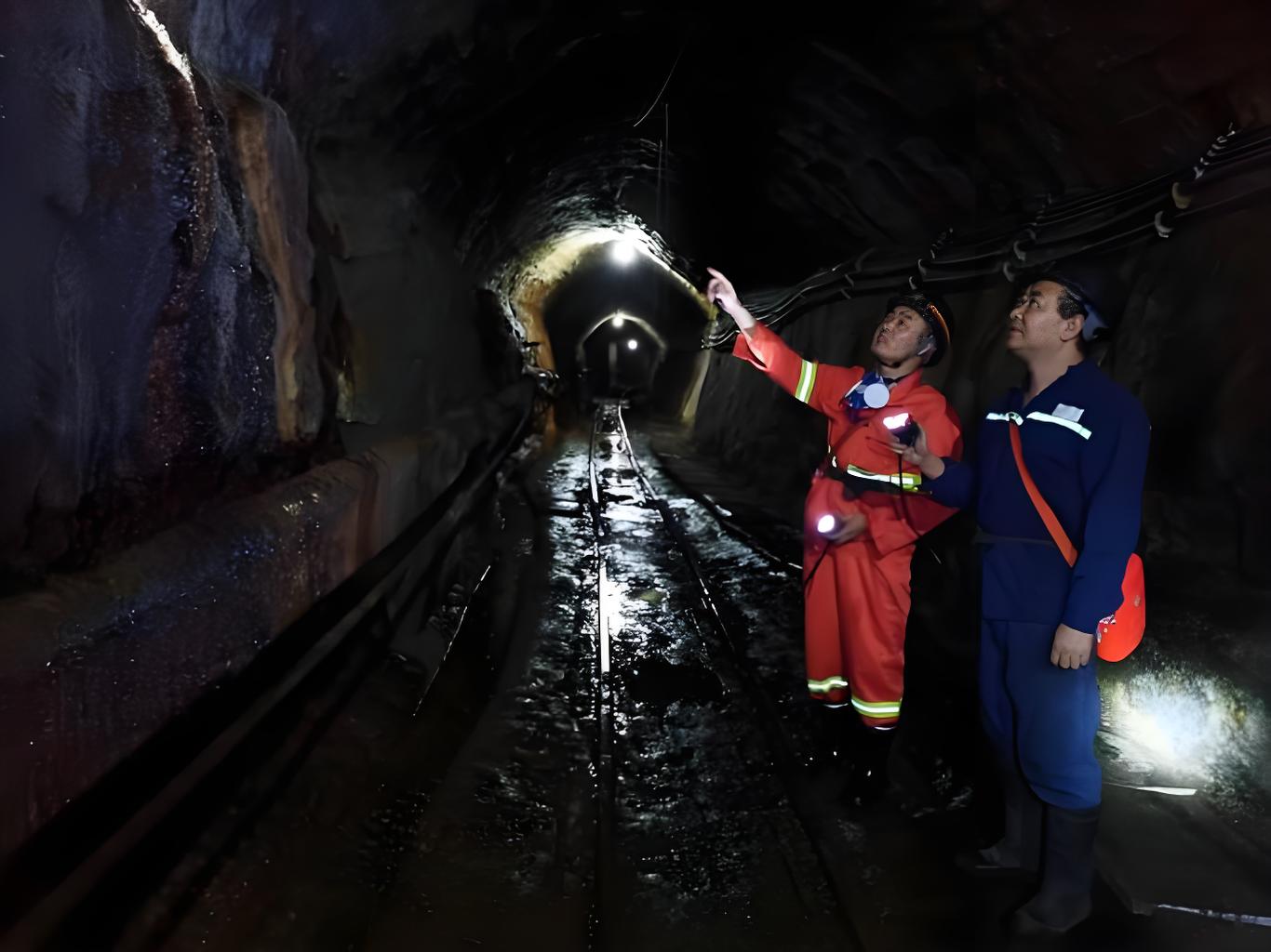 煤矿劳保防护反光雨衣：守护矿工生命安全