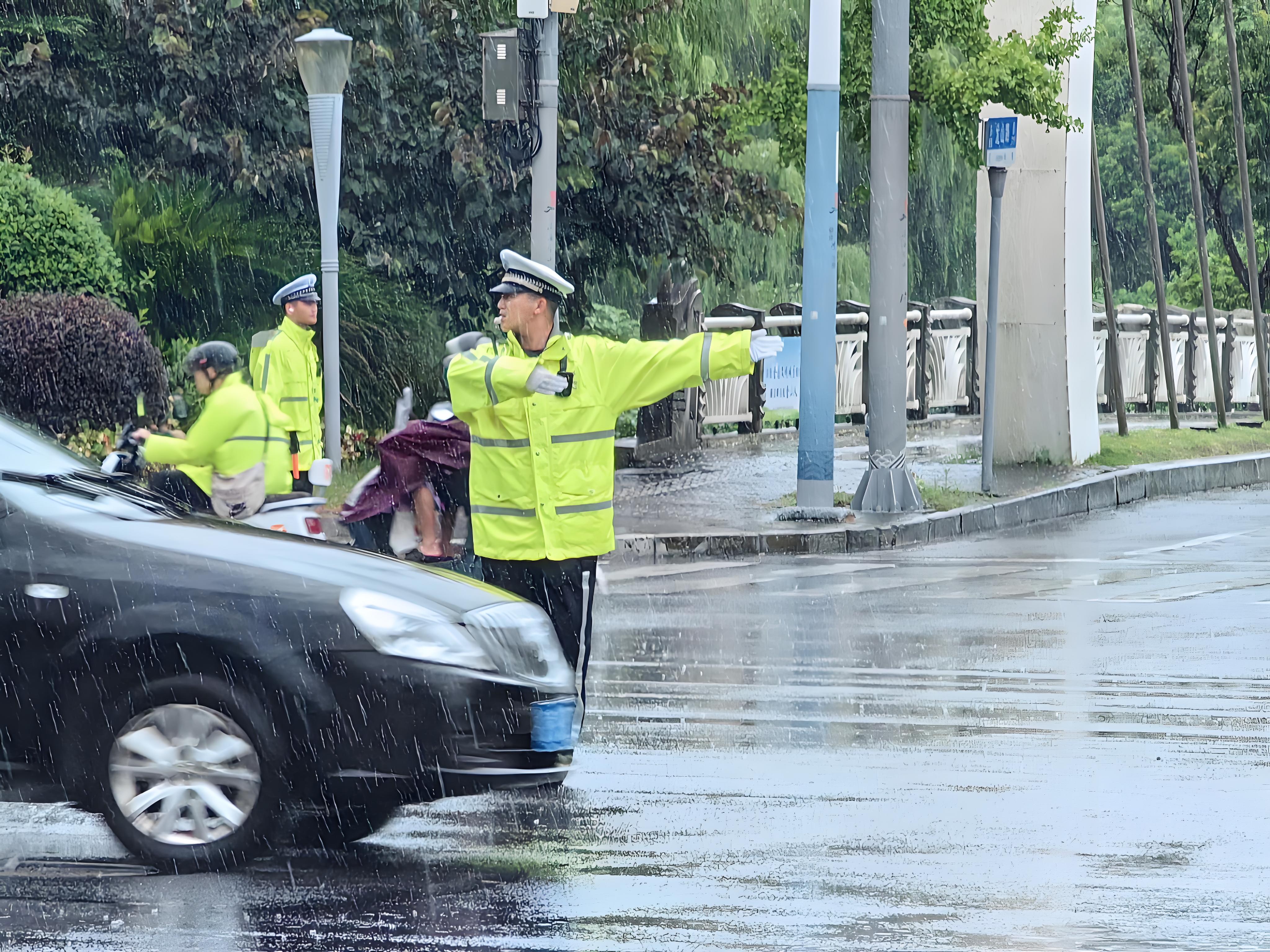 雨夜执勤的守护神：如何科学选择合适的执勤反光雨衣