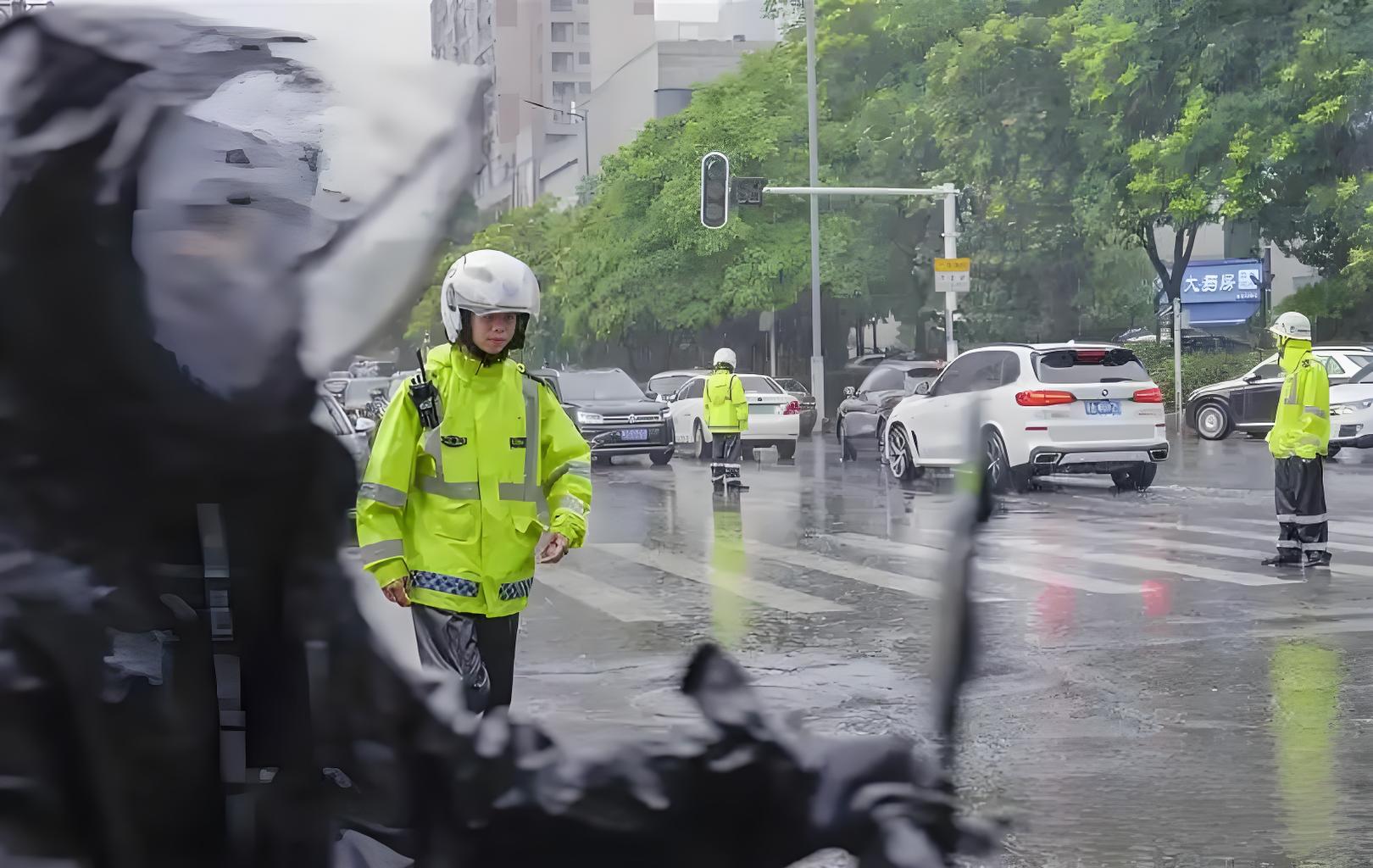 硬核防护：解读执勤反光雨裤如何用材质兼顾安全与舒适