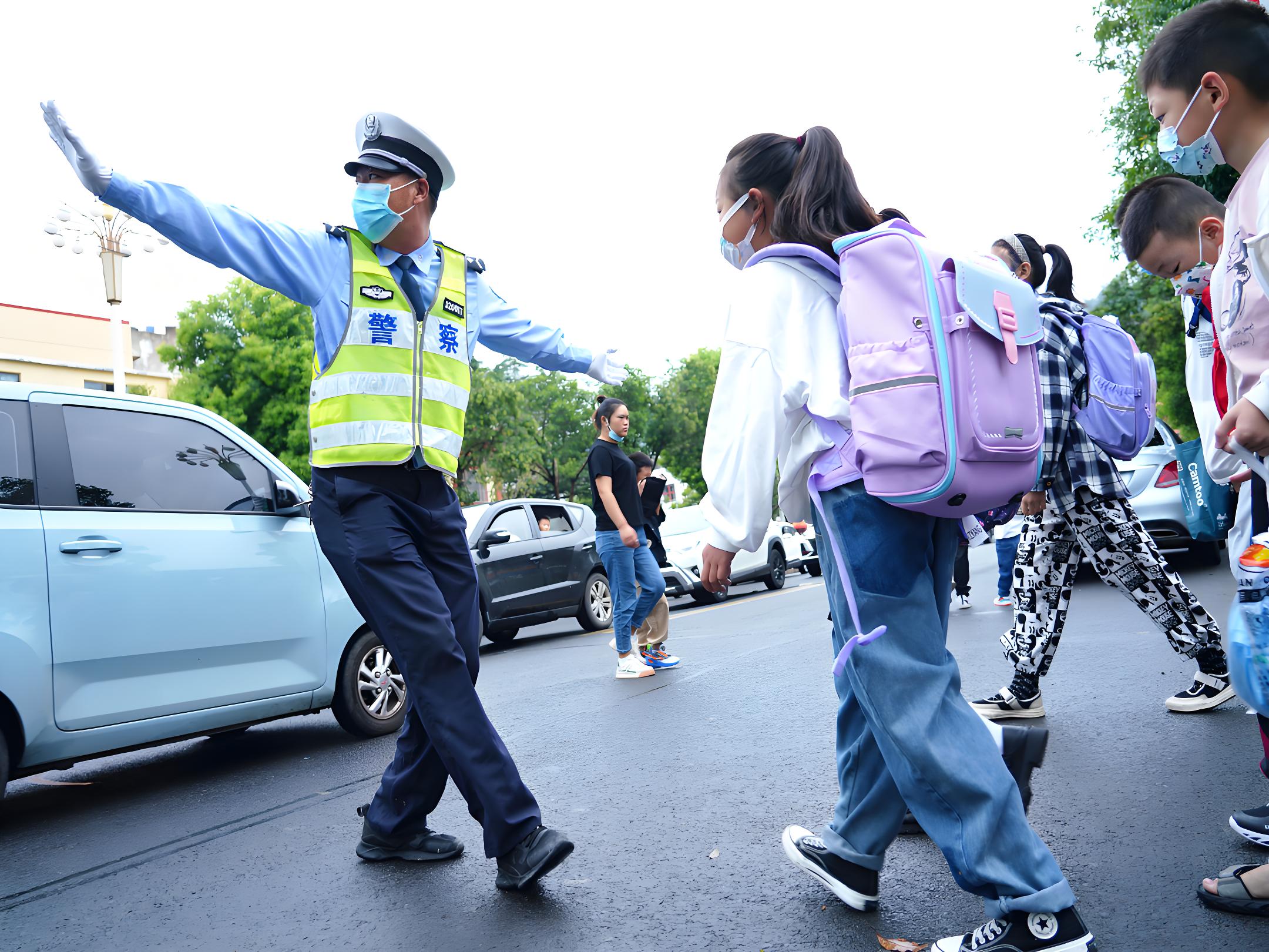 八件套多功能执勤反光马甲：户外作业人员的全方位防护