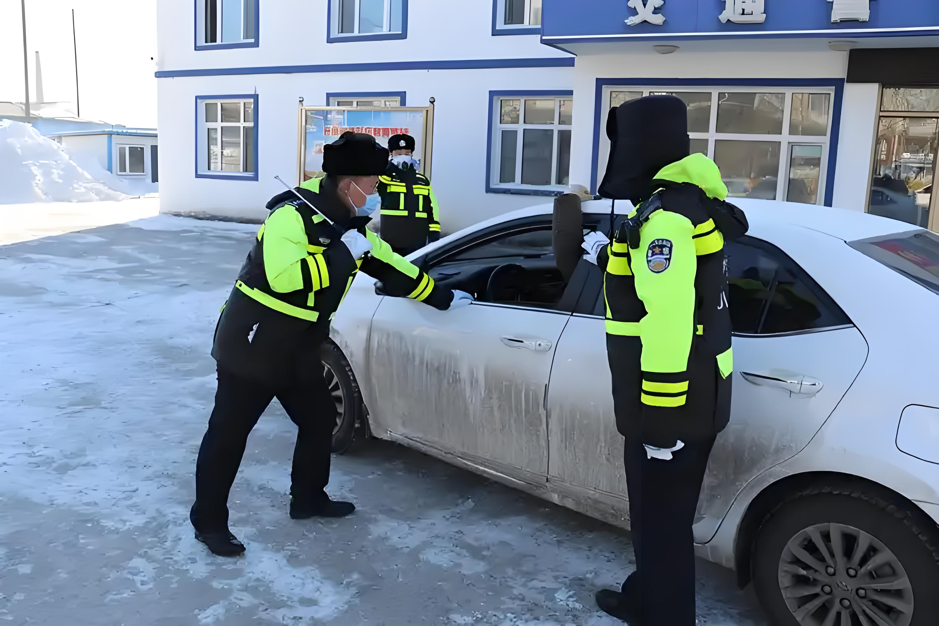 一体式加热反光棉衣：守护寒冬的户外执勤者