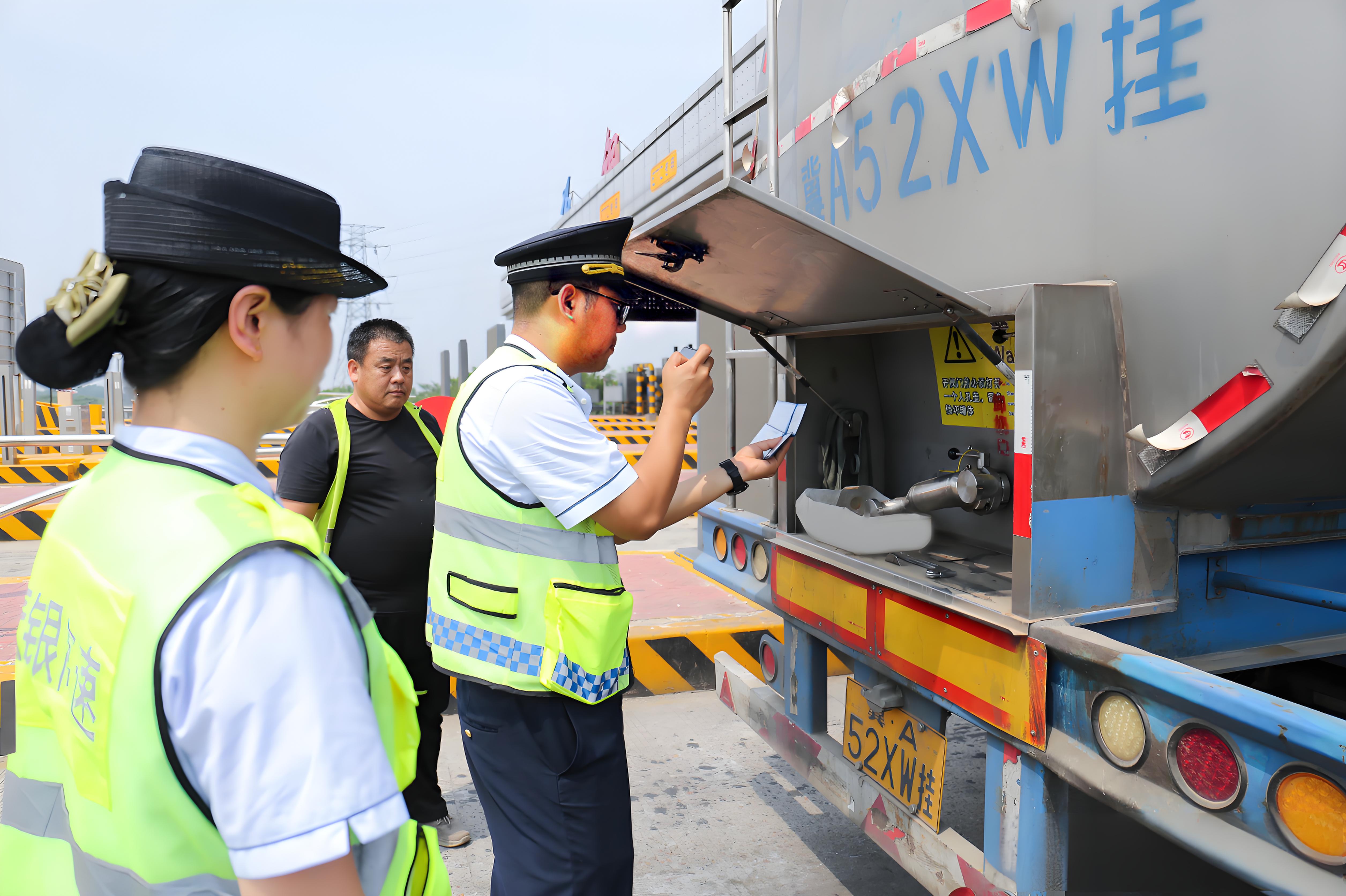 不只是件马甲：如何看懂一件斜纹布多口袋反光马甲的设计？