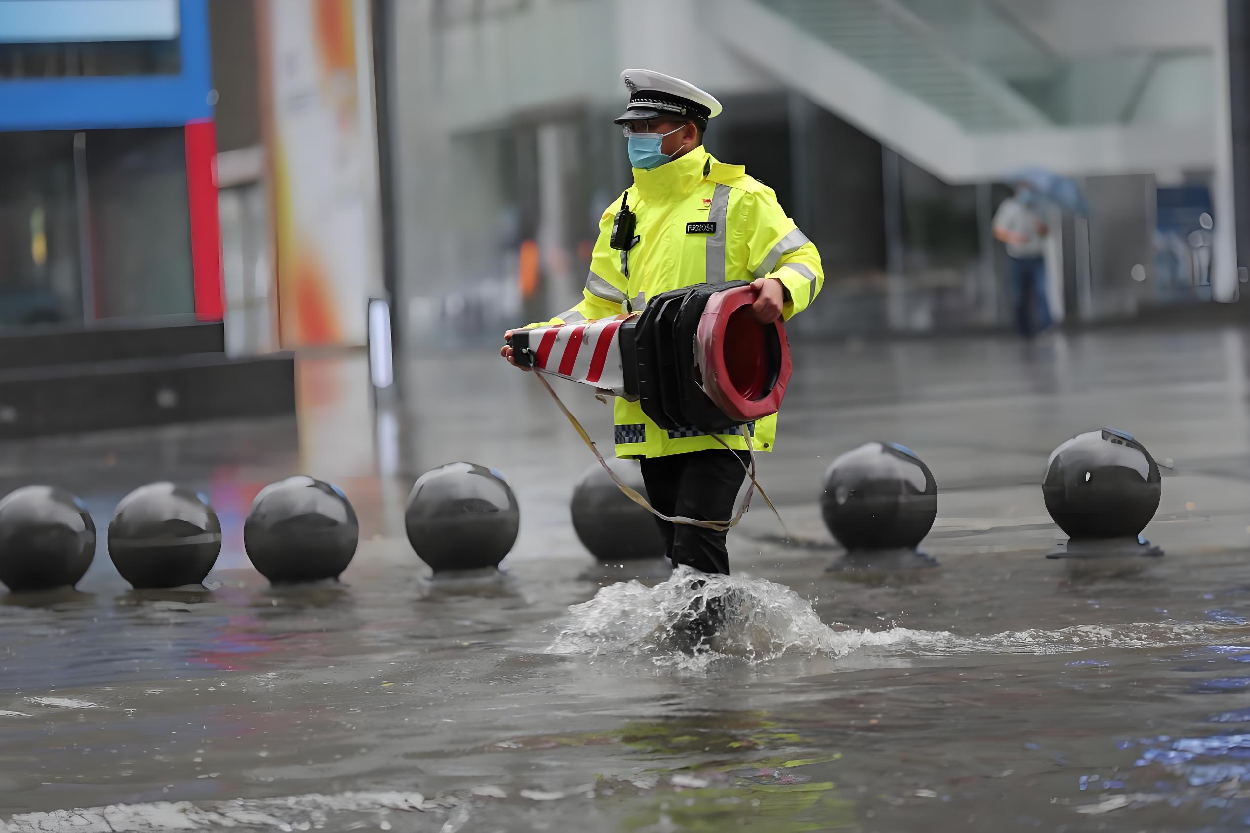 高可视性执勤反光雨裤：全天候户外作业的安全保障