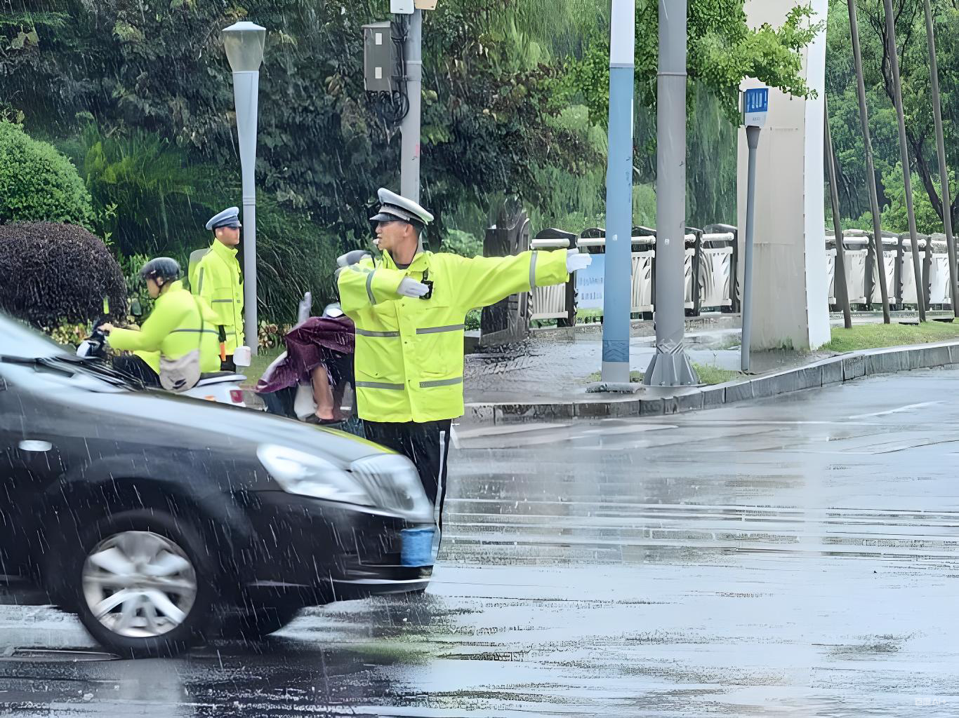 加大帽檐抗风暴雨反光雨衣：不同执勤场景“定制化防护方案”